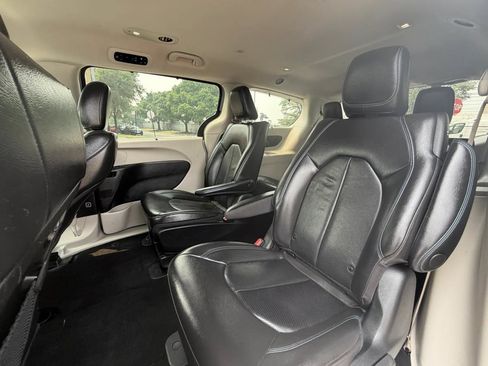 Used 2021 Chrysler Pacifica Touring-L FWD image 15