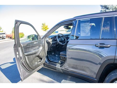 Used 2024 Jeep Grand Cherokee Laredo X w/ Luxury Tech Group I AWD/4WD image 25