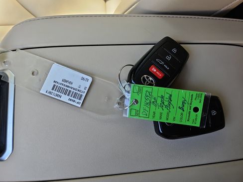Used 2025 Toyota Highlander XLE FWD image 21