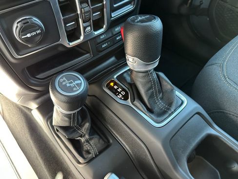 New 2025 Jeep Gladiator Sport image 28