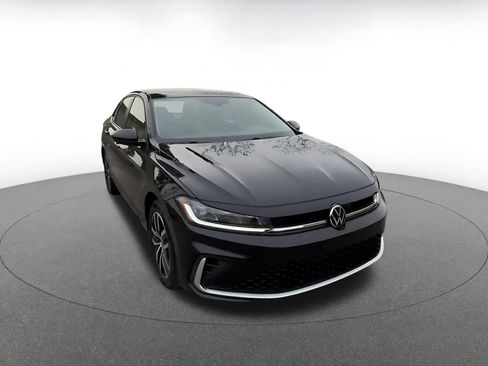 Used 2025 Volkswagen Jetta SE image 3