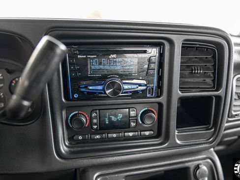 Used 2004 Chevrolet Avalanche 4x4 w/ Preferred Equipment Group image 12