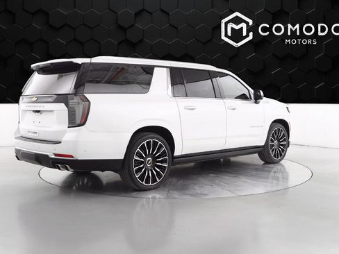 Used 2025 Chevrolet Suburban High Country image 3