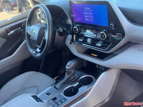 Used 2024 Toyota Highlander Platinum image 11