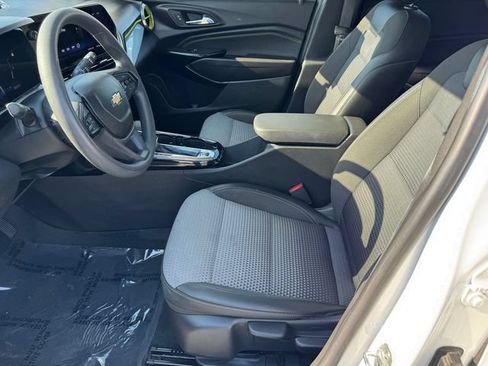 Certified 2025 Chevrolet Trax LT FWD image 11