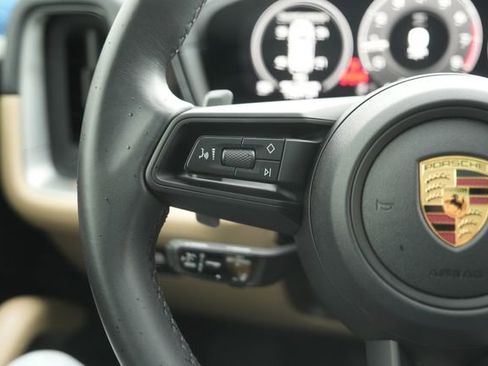 Used 2025 Porsche Cayenne Base image 23