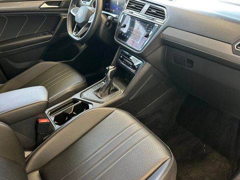 Used 2022 Volkswagen Tiguan SE FWD image 17