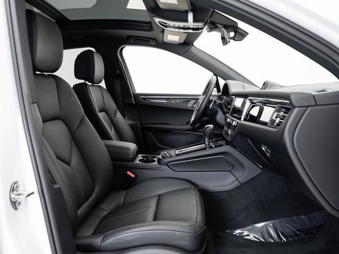 Used 2025 Porsche Macan image 23
