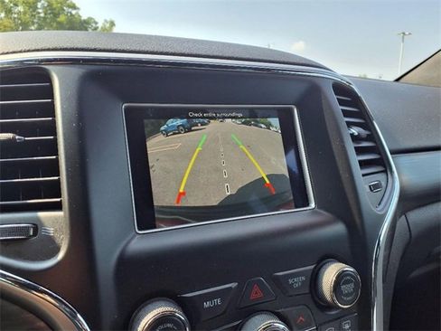 Used 2019 Jeep Grand Cherokee Laredo w/ Security & Convenience Group image 19