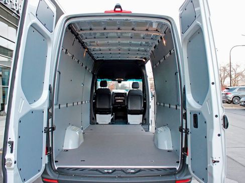 Used 2025 Mercedes-Benz Sprinter 2500 image 5