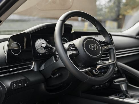 Used 2023 Hyundai Elantra Limited image 9