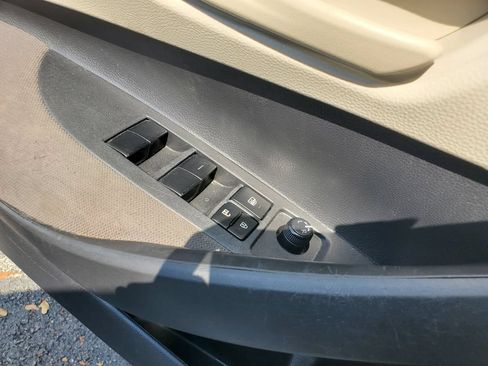 Used 2022 Toyota Corolla LE FWD image 32
