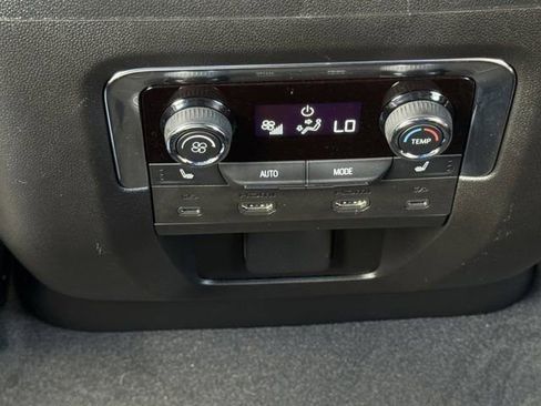 Used 2026 Chevrolet Suburban High Country AWD/4WD image 31