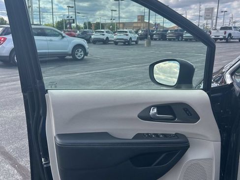 Used 2023 Chrysler Pacifica Touring-L FWD image 23