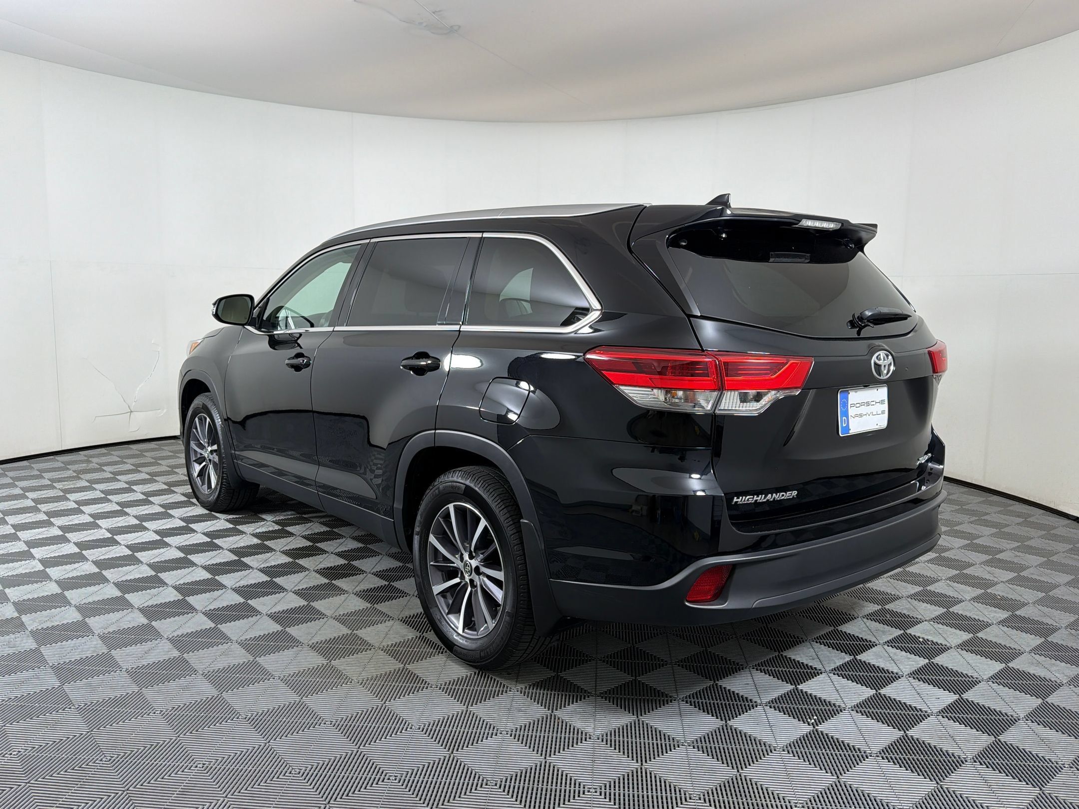 Used 2019 Toyota Highlander XLE AWD/4WD image 3