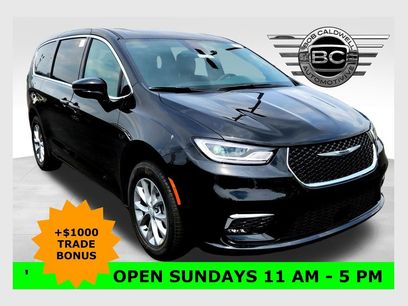 New 2025 Chrysler Pacifica Select w/ Uconnect Theater Family Group