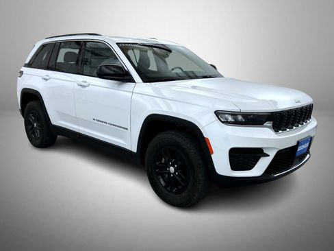 Certified 2023 Jeep Grand Cherokee Laredo image 3