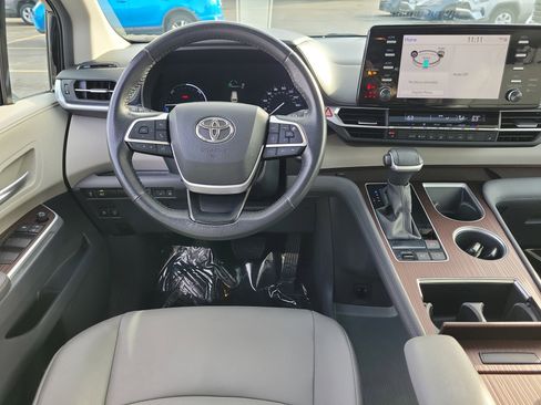 Used 2024 Toyota Sienna XLE image 10