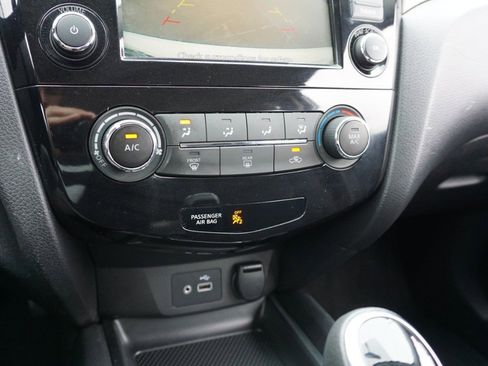 Used 2019 Nissan Rogue Sport S image 18