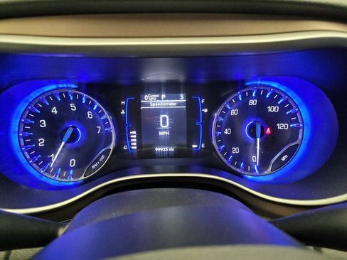 Used 2022 Chrysler Voyager LX image 23