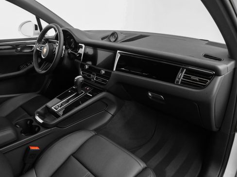 Used 2025 Porsche Macan image 21
