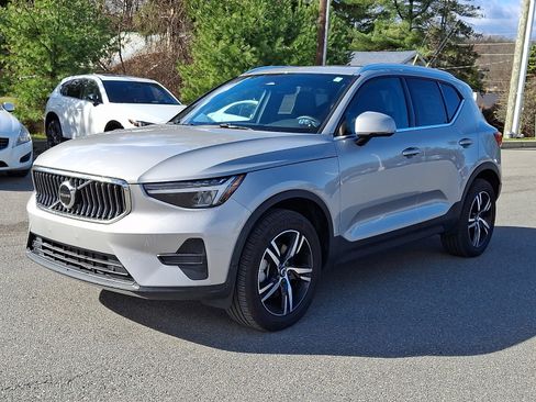 Certified 2025 Volvo XC40 B5 Core image 3