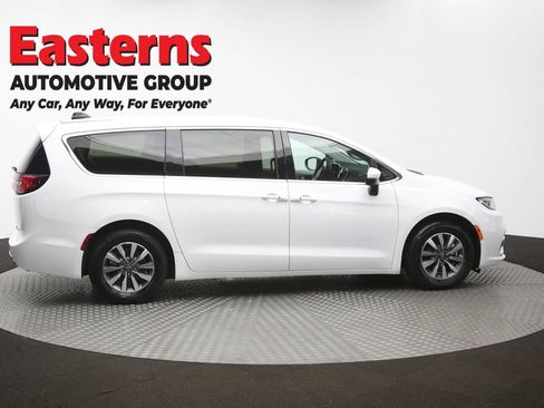 Used 2023 Chrysler Pacifica Touring-L FWD image 47