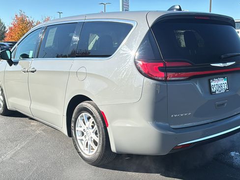 Used 2023 Chrysler Pacifica Touring-L image 5
