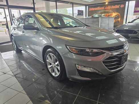 Used 2025 Chevrolet Malibu LT image 3
