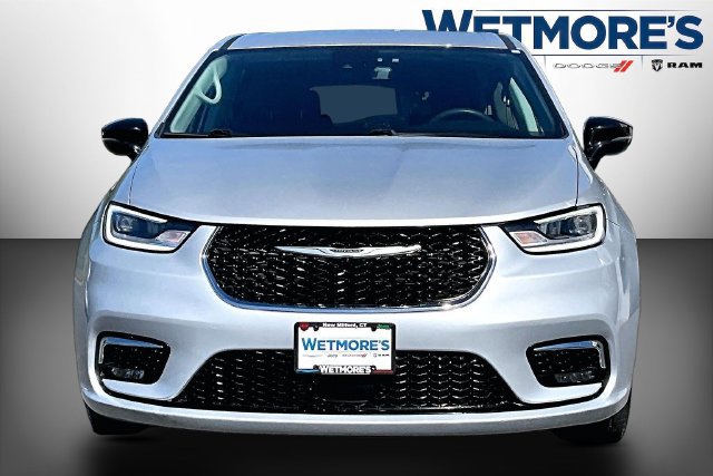 Used 2024 Chrysler Pacifica Touring-L FWD image 2