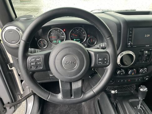 Used 2017 Jeep Wrangler Unlimited Rubicon w/ Cold Weather Group AWD/4WD image 16