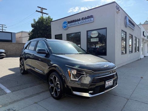 Used 2024 Kia Niro EX Touring image 2