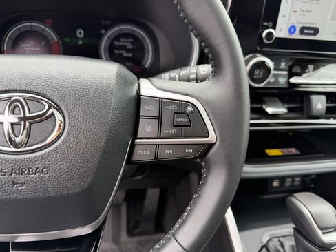 Used 2025 Toyota Highlander XSE image 18