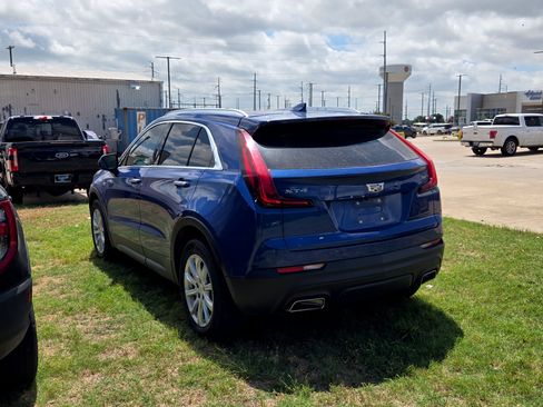 Used 2023 Cadillac XT4 Luxury w/ Cold Weather Package FWD image 6