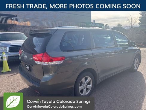 Used 2011 Toyota Sienna image 7
