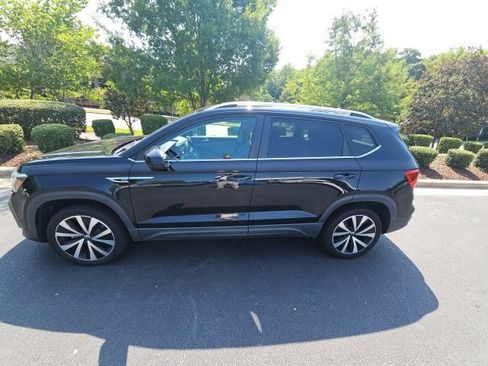 Used 2022 Volkswagen Taos SE FWD image 1