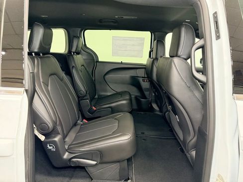 New 2027 Chrysler Pacifica Select FWD image 10