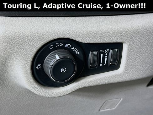 Used 2024 Chrysler Pacifica Touring-L image 11