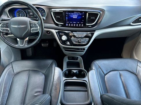 Used 2017 Chrysler Pacifica Touring-L image 13