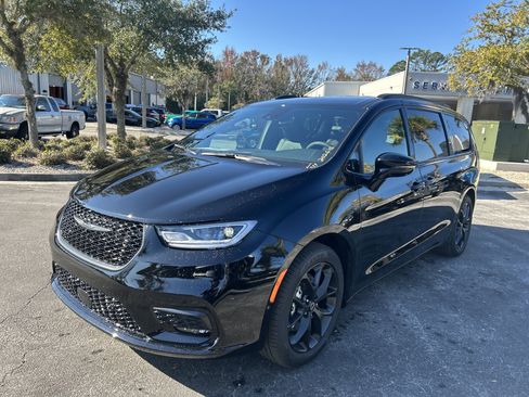 New 2026 Chrysler Pacifica Select w/ S Appearance Package image 3