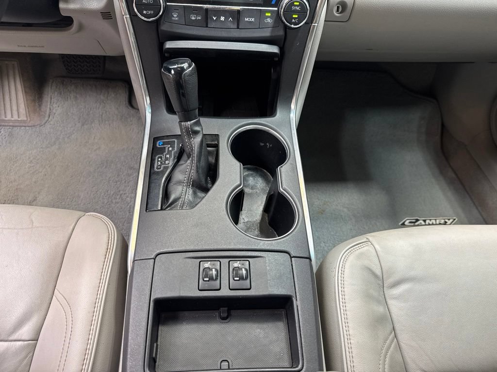 Used 2015 Toyota Camry XLE w/ Moonroof Package FWD image 25