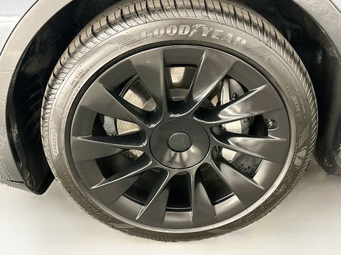 Used 2022 Tesla Model Y Long Range AWD/4WD image 11
