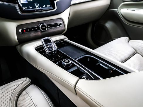 Used 2022 Volvo XC90 T8 Inscription w/ Advanced Package image 6