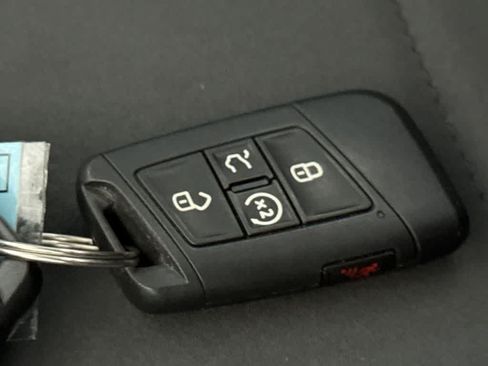 Certified 2023 Volkswagen Taos SE FWD image 28