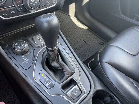 Used 2019 Jeep Cherokee Trailhawk w/ Cold Weather Group AWD/4WD image 26