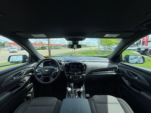 Used 2023 Chevrolet Traverse LT FWD image 9