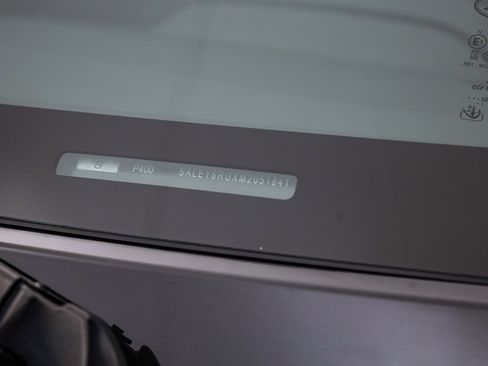 Used 2021 Land Rover Defender 90 X-Dynamic S image 28