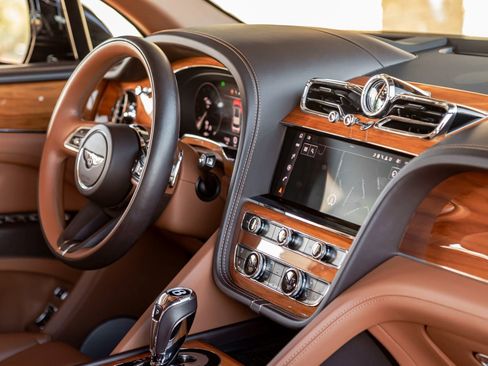 Used 2022 Bentley Bentayga image 32