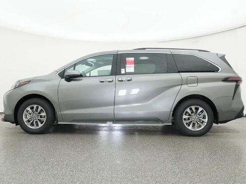 New 2026 Toyota Sienna XLE image 19