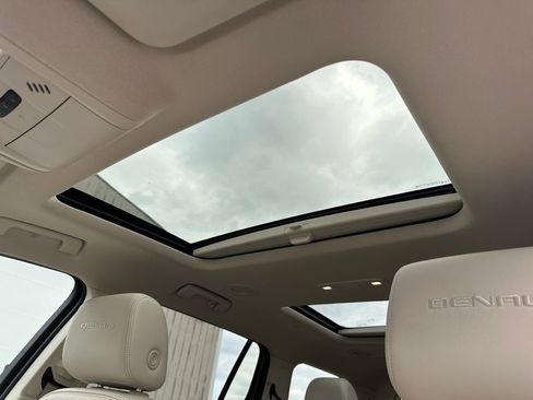 Used 2022 GMC Acadia Denali w/ Denali Ultimate Package FWD image 27